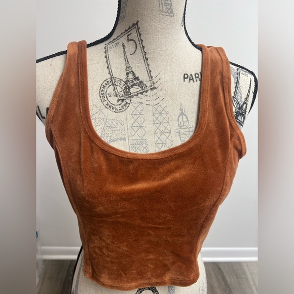 Tops - Soft Cropped Tank Top!